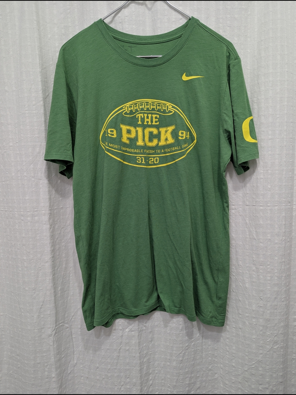 Nike Men’s Green 'The Pick' Graphic T-Shirt - Picture 2 of 12